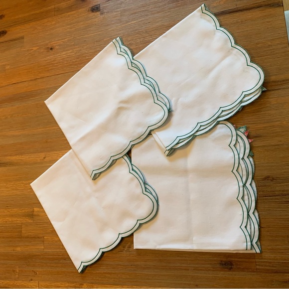 Set of 4 embroidered poinsettia cloth napkins - Picture 2 of 5